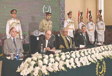 president asif ali zardari signs the documents after administering oath to justice aminuddin khan as the first chief justice of the federal constitutional court at the aiwan e sadr photo inp