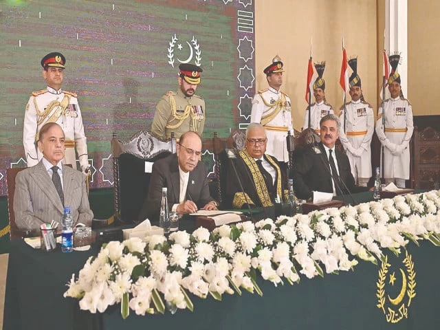 president asif ali zardari signs the documents after administering oath to justice aminuddin khan as the first chief justice of the federal constitutional court at the aiwan e sadr photo inp president asif ali zardari signs the documents after administering oath to justice aminuddin khan as the first chief justice of the federal constitutional court at the aiwan e sadr photo inp