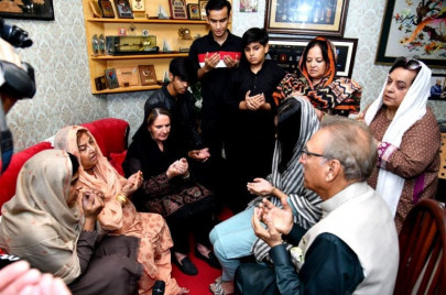 president visits residence of slain journalist arshad sharif