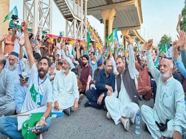 road rally protestors cover the busy murree road rawalpindi for miles reserving it for their demonstration against inflation and petroleum prices for the day photo express road rally protestors cover the busy murree road rawalpindi for miles reserving it for their demonstration against inflation and petroleum prices for the day photo express