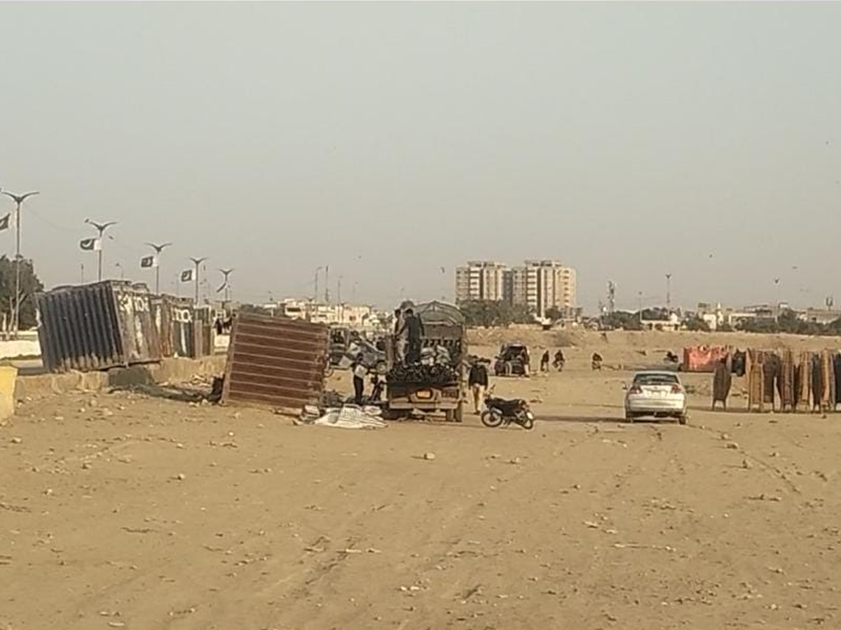 Pakistan Tehreek-e-Insaf sends back equipment after cancelling rally at Bagh-e-Jinnah. Photo: Express