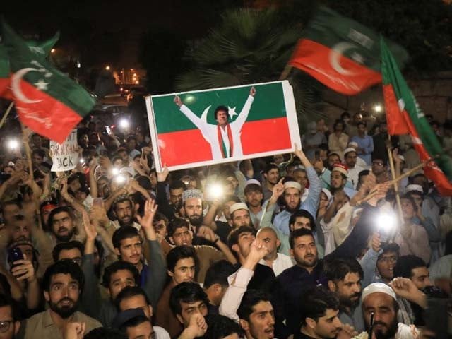 Photo of PTI supporters flock to Bani Gala as threat of Imran's arrest looms
