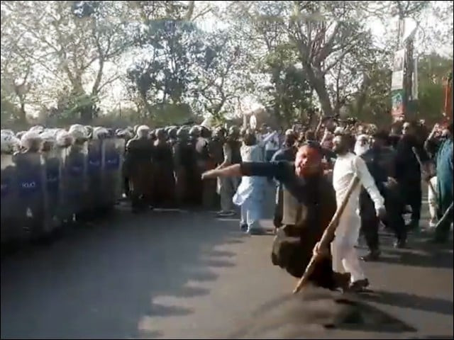 pti workers and police personnel clash outside imran khan s zaman park residence in lahore on march 14 2023 screengrab pti workers and police personnel clash outside imran khan s zaman park residence in lahore on march 14 2023 screengrab