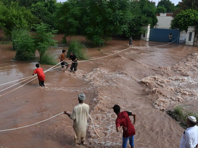citizen s wade through the flooded area of narowal a city of punjab on august 27 2025 photo afp citizen s wade through the flooded area of narowal a city of punjab on august 27 2025 photo afp