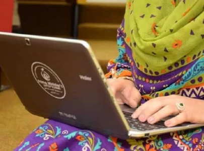 1 934 students receive laptops at gcu