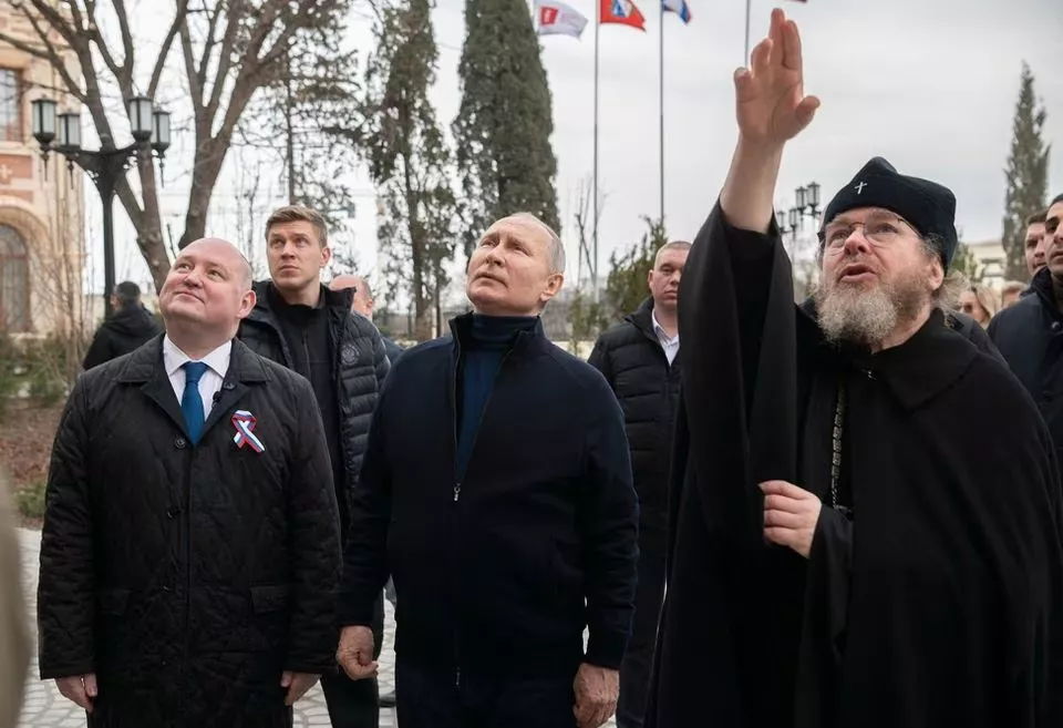 russian president vladimir putin governor of sevastopol mikhail razvozhayev and metropolitan tikhon shevkunov chairman of the patriarchal council for culture visit the state museum preserve tauric chersonese in sevastopol crimea march 18 2023 photo reuters russian president vladimir putin governor of sevastopol mikhail razvozhayev and metropolitan tikhon shevkunov chairman of the patriarchal council for culture visit the state museum preserve tauric chersonese in sevastopol crimea march 18 2023 photo reuters