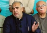senior pti leader asad qaiser addresses the press conference flanked by salman akram raja and mehmood achakzai on saturday screengrab
