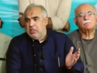 senior pti leader asad qaiser addresses the press conference flanked by salman akram raja and mehmood achakzai on saturday screengrab