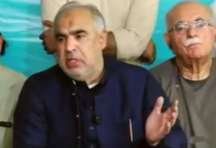 senior pti leader asad qaiser addresses the press conference flanked by salman akram raja and mehmood achakzai on saturday screengrab