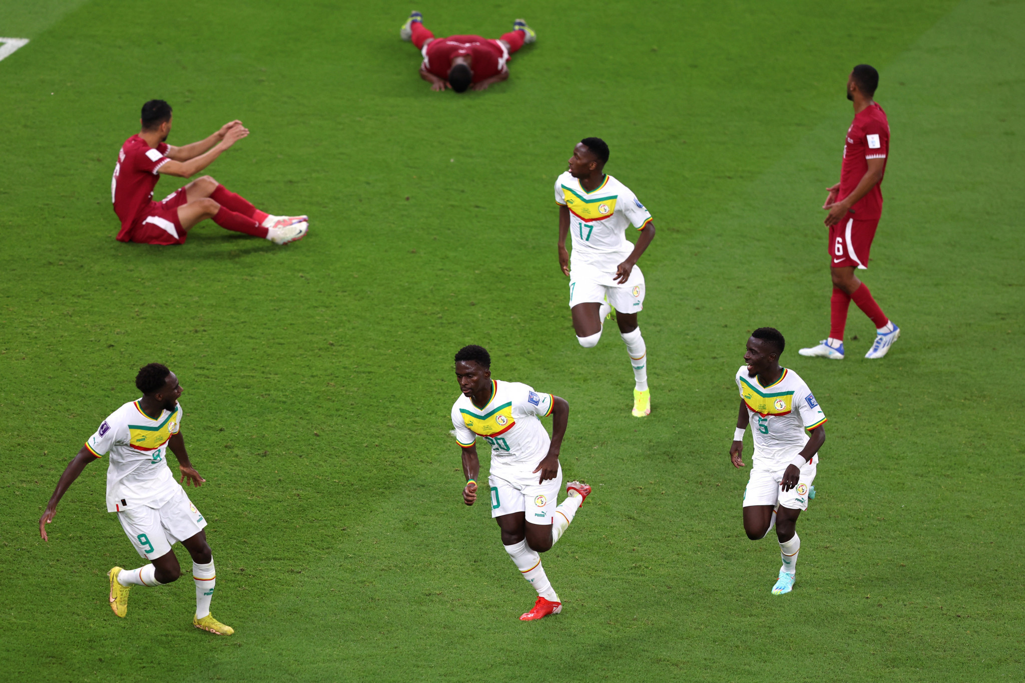 Photo of Hosts Qatar knocked out of World Cup