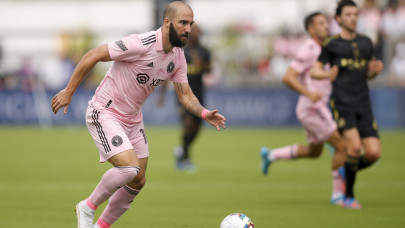 neville challenges higuain to perform neville challenges higuain to perform