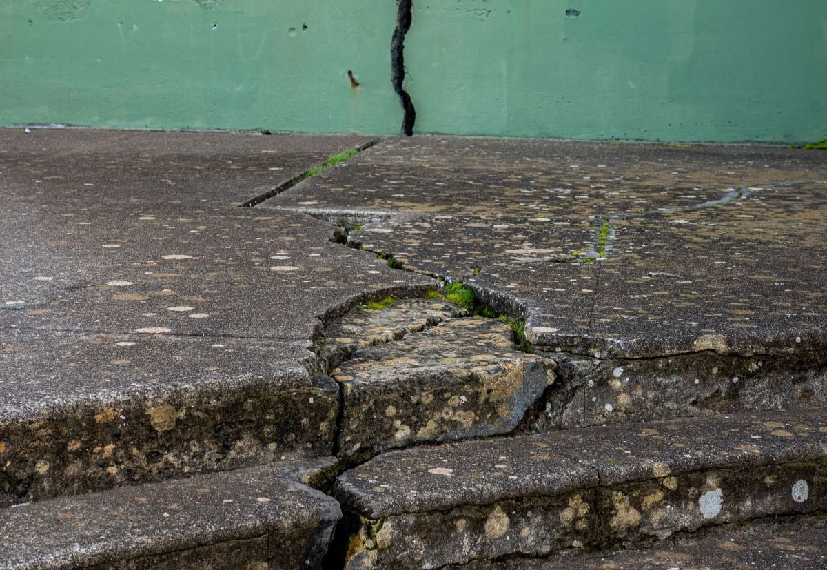 Strong 7.4-magnitude quake off southern Mexico prompts tsunami warning