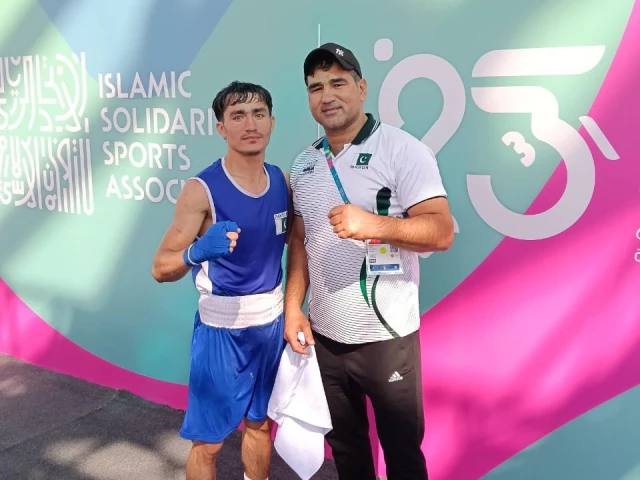 qudratullah confirmed second islamic solidarity games 2025 bronze medal for pakistan he poses with his coach nisar khan after the quarterfinal bout photo courtesy pbf
