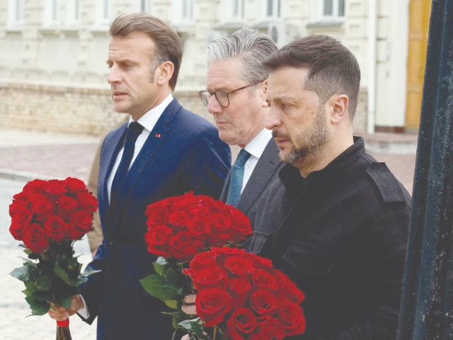 ukrainian president volodymyr zelenskiy french president emmanuel macron and british prime minister keir starmer hold flowers as they visit a memorial wall of fallen ukrainian servicemen in kyiv photo reuters ukrainian president volodymyr zelenskiy french president emmanuel macron and british prime minister keir starmer hold flowers as they visit a memorial wall of fallen ukrainian servicemen in kyiv photo reuters