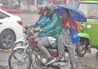 commuters travel in lahore amid moderate rain the met office predicted similar conditions for the next 24 hours photo online