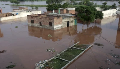 houses are partially submerged on the banks of flooded ravi river after india opened the gates of major dams on rivers in its part of kashmir after heavy rains in lahore pakistan august 28 2025 photo reuters