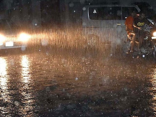 At least two dead, 15 injured as heavy rain lashes Punjab | The Express Tribune