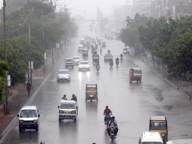 Light rain hits parts of Karachi as PMD forecasts more showers