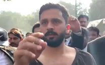 youtuber rajab butt assaulted by lawyers at karachi city court