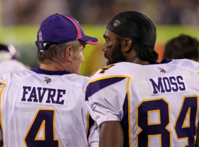 randy moss son responds to brett favre over father s liver cancer rumors