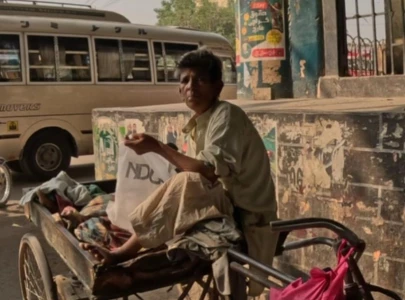 karachi woman dresses as man to support family