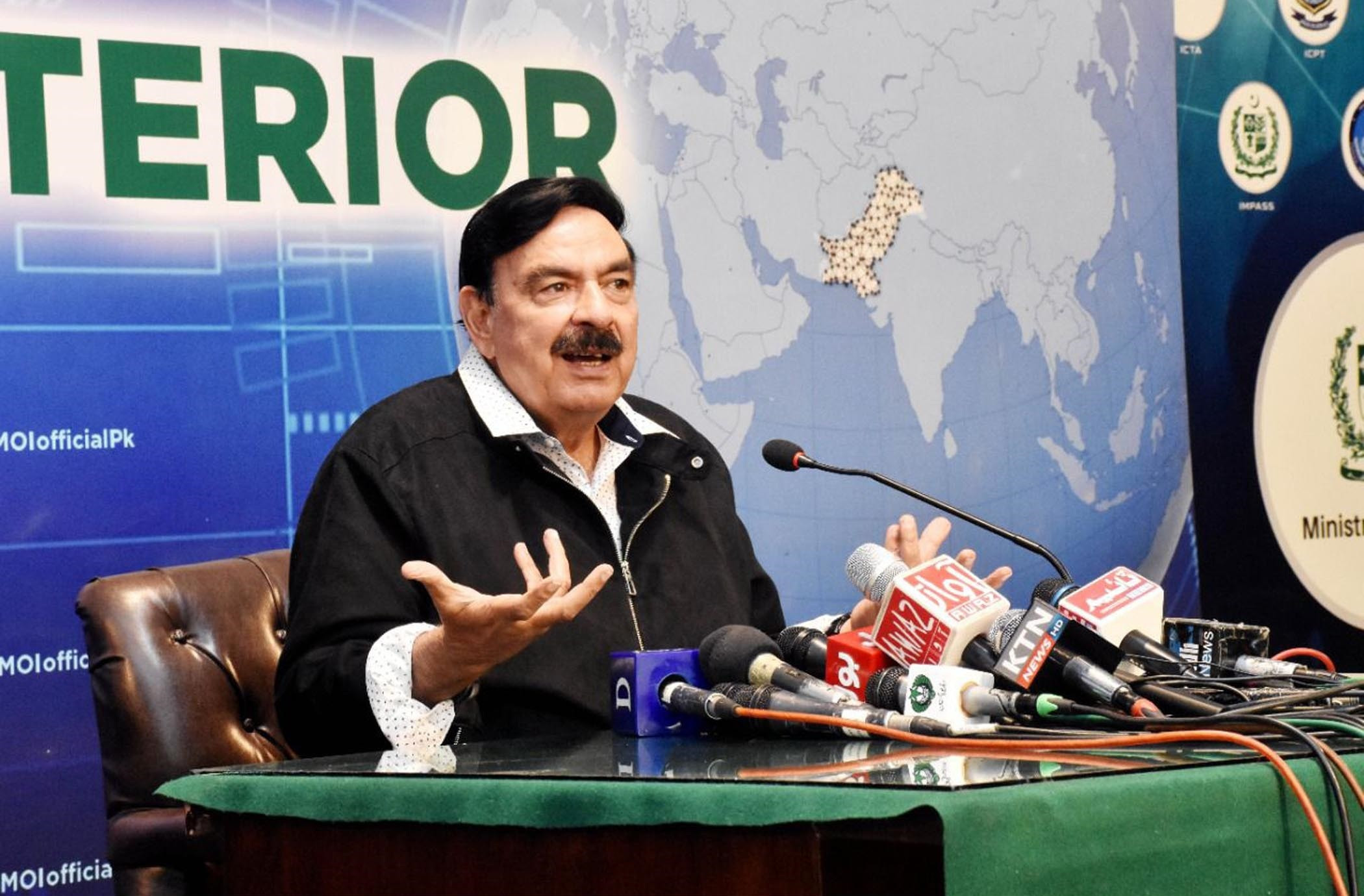 Photo of ‘Impose governor’s rule in Sindh’, Sheikh Rashid suggests PM Imran