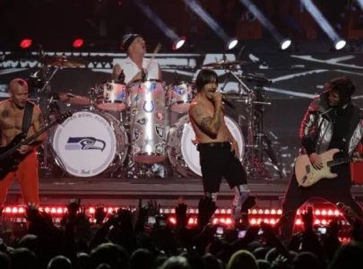 red hot chili peppers hand over classic hits in massive 300m agreement with warner music