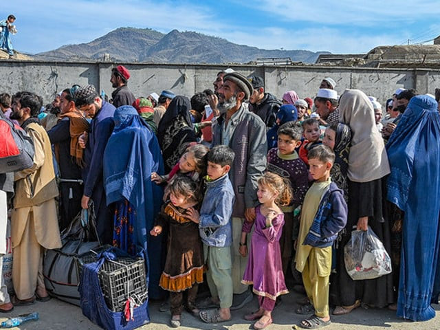 afghan refugees wait in a queue to cross the pakistan afghanistan border in torkham on october 27 2023 photo afp afghan refugees wait in a queue to cross the pakistan afghanistan border in torkham on october 27 2023 photo afp