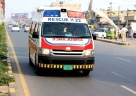 2 of a family die 8 injured in accident