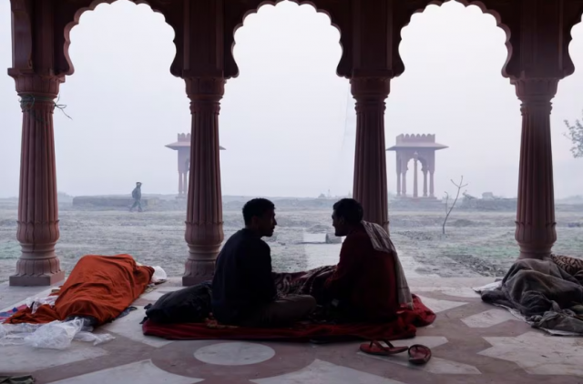 men talk to each other on the banks of the rive yamuna on a smoggy morning in new delhi india november 13 2023 photo reuters men talk to each other on the banks of the rive yamuna on a smoggy morning in new delhi india november 13 2023 photo reuters