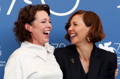 maggie gyllenhaal olivia colman talk bringing the lost daughter to the big screen maggie gyllenhaal olivia colman talk bringing the lost daughter to the big screen