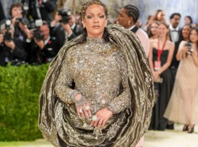rihanna met gala photos spark debate as online and real life images look strikingly different