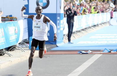 kipchoge narrowly misses world record kipchoge narrowly misses world record
