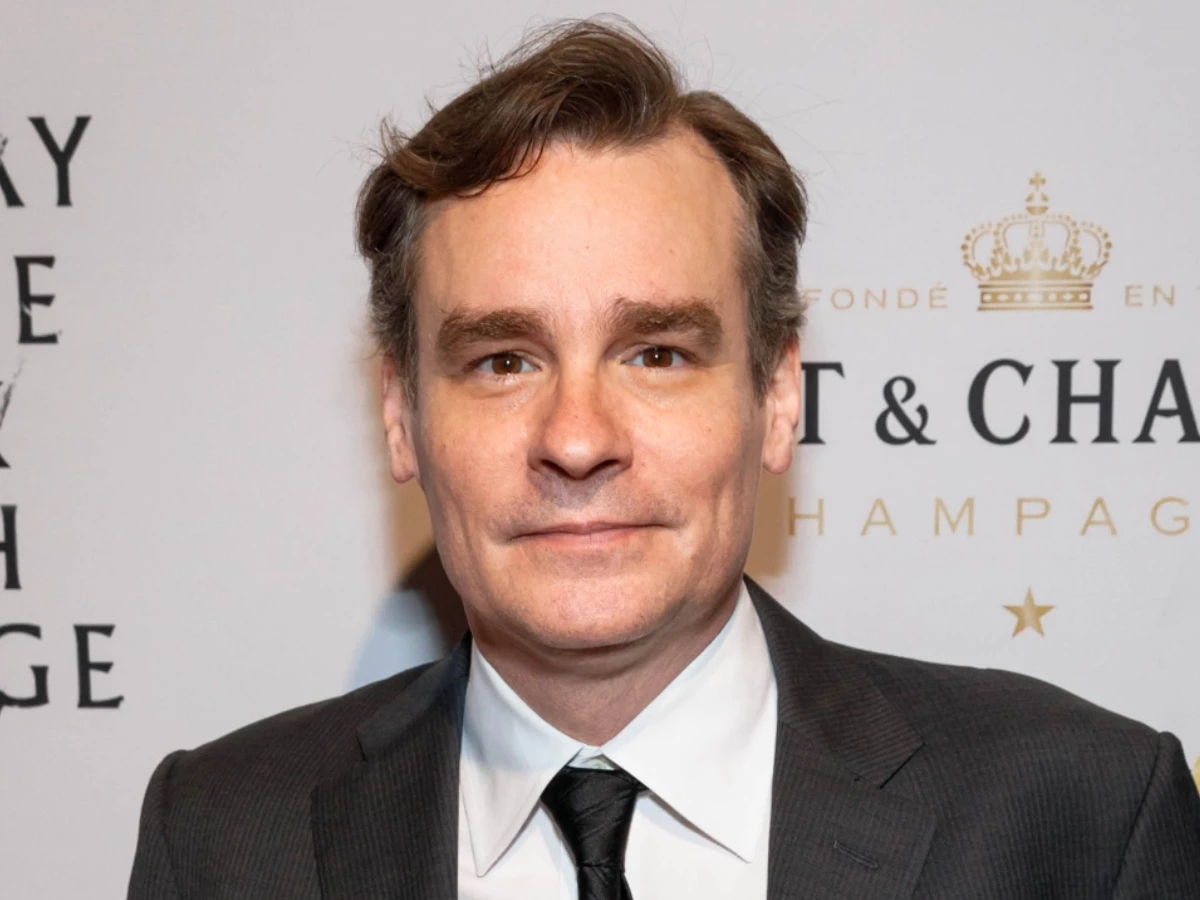 dead poets society star robert sean leonard shares why he moved back home