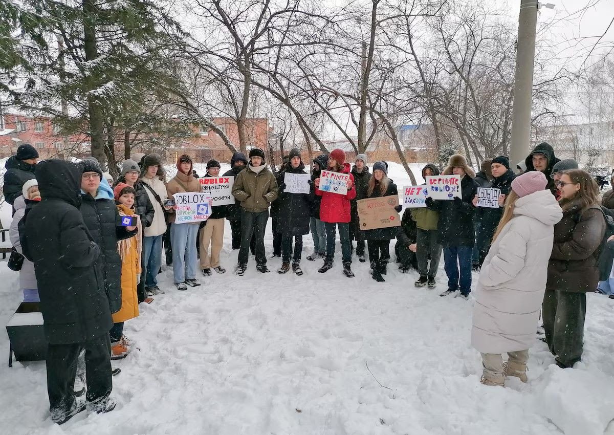 People take part in a protest against Russia's ban on U.S. children's gaming platform Roblox in the Siberian city of Tomsk, Russia, December 14, 2025. PHOTO: REUTERS