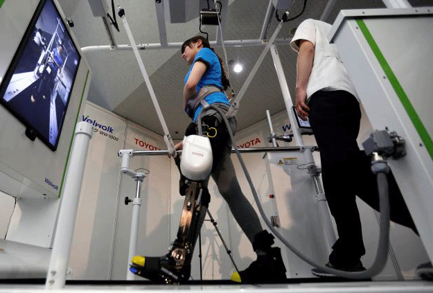 A model demonstrates Toyota Motor Corp's rehabilitation robot Welwalk WW-1000, designed to aid in the rehabilitation of individuals with lower limb paralysis, in Tokyo, Japan April 12, 2017. PHOTO: REUTERS