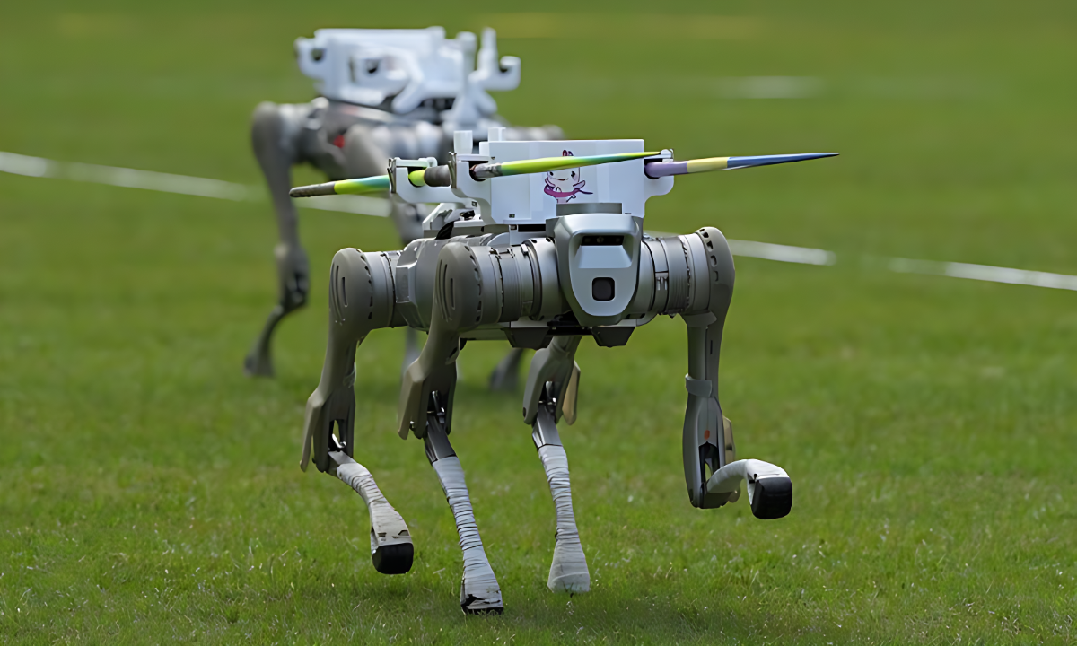 Robotic dogs transport javelins during the women's javelin qualifying round at China's 15th National Games in Guangzhou, south China's Guangdong Province, on Nov. 15, 2025. PHOTO: GLOBAL TIMES