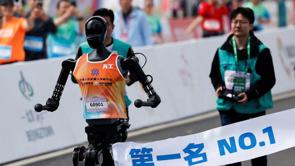 Robots join thousands in Beijing half-marathon to showcase China’s tech | The Express Tribune