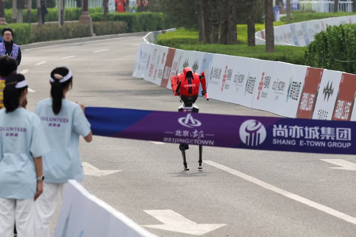 An Honor Lightning humanoid robot runs towards the finish line during the second Beijing E-Town Half Marathon and Humanoid Robot Half Marathon in Beijing, China April 19, 2026. REUTERS