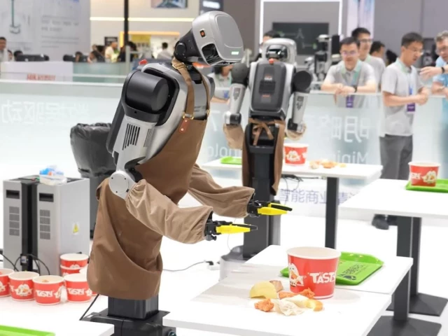 a robot performing daily tasks photo china economic net a robot performing daily tasks photo china economic net