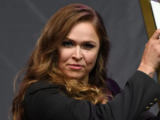 ronda rousey apologizes for sharing sandy hook conspiracy video ronda rousey apologizes for sharing sandy hook conspiracy video