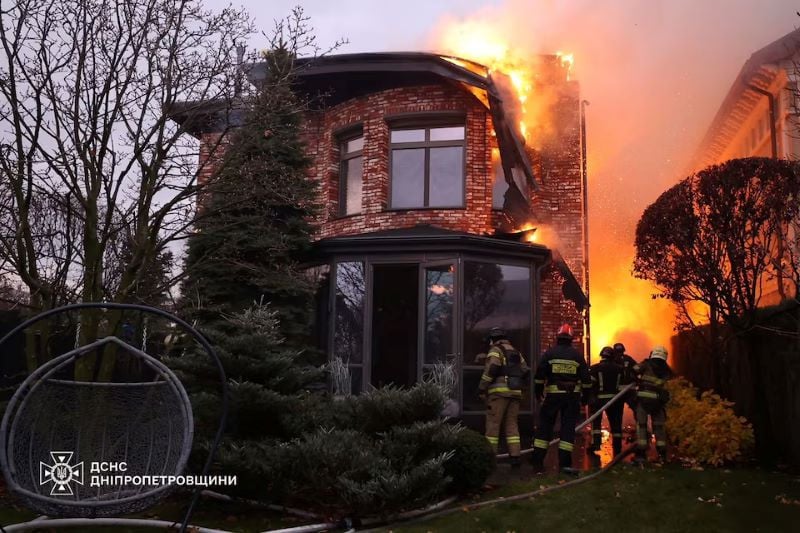 firefighters work at the site of a russian missile strike amid russia s attack on ukraine in dnipro ukraine november 21 2024 press service of the state emergency service of ukraine in dnipropetrovsk region photo reuters