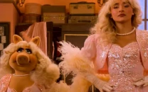 sabrina carpenter teams up with miss piggy in teaser for the muppet show revival