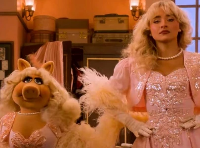 sabrina carpenter teams up with miss piggy in teaser for the muppet show revival