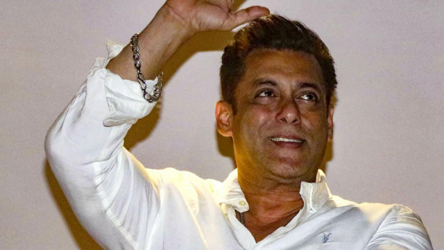 gunshots fired outside salman khan s mumbai residence shooters flee on motorcycle gunshots fired outside salman khan s mumbai residence shooters flee on motorcycle