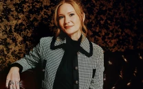 sarah j maas gives an update on a court of thorns and roses tv adaptation