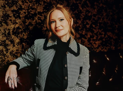 sarah j maas gives an update on a court of thorns and roses tv adaptation