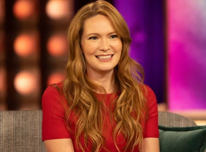 sarah j maas confirms release dates for sixth and seventh acotar novels