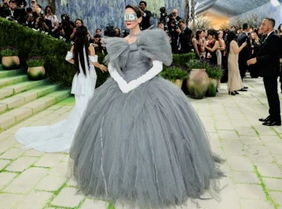 sarah paulson calls her look the 1 and faces instant criticism over privilege and protest