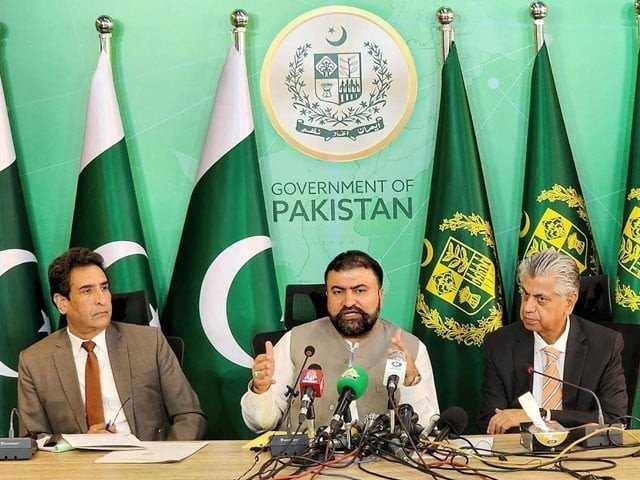 نگران وزراء سرفراز بگٹی اور وزیر اطلاعات مرتضیٰ سولنگی 2 اکتوبر 2023 کو اسلام آباد میں پریس کانفرنس سے خطاب کر رہے ہیں فوٹو پی آئی ڈی